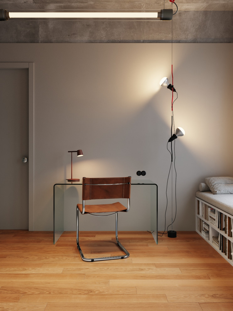 Cette image montre un grand bureau design avec un sol en bois brun et un bureau indépendant.