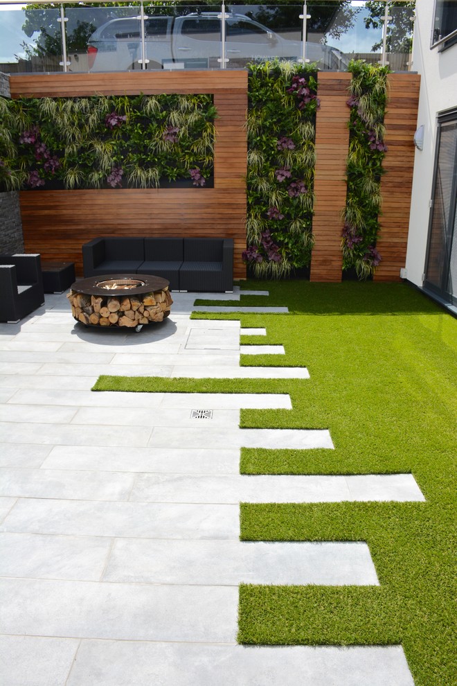 Inspiration for a mid-sized contemporary courtyard full sun garden in London with a vertical garden.