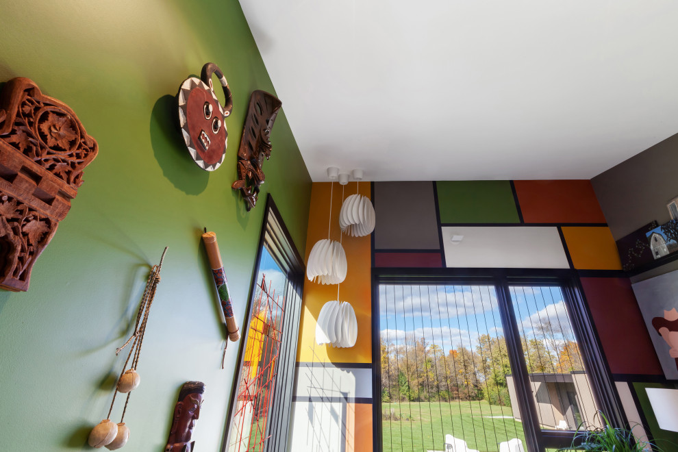 Modern inredning av ett litet hemmastudio, med gröna väggar, betonggolv, ett fristående skrivbord och grått golv