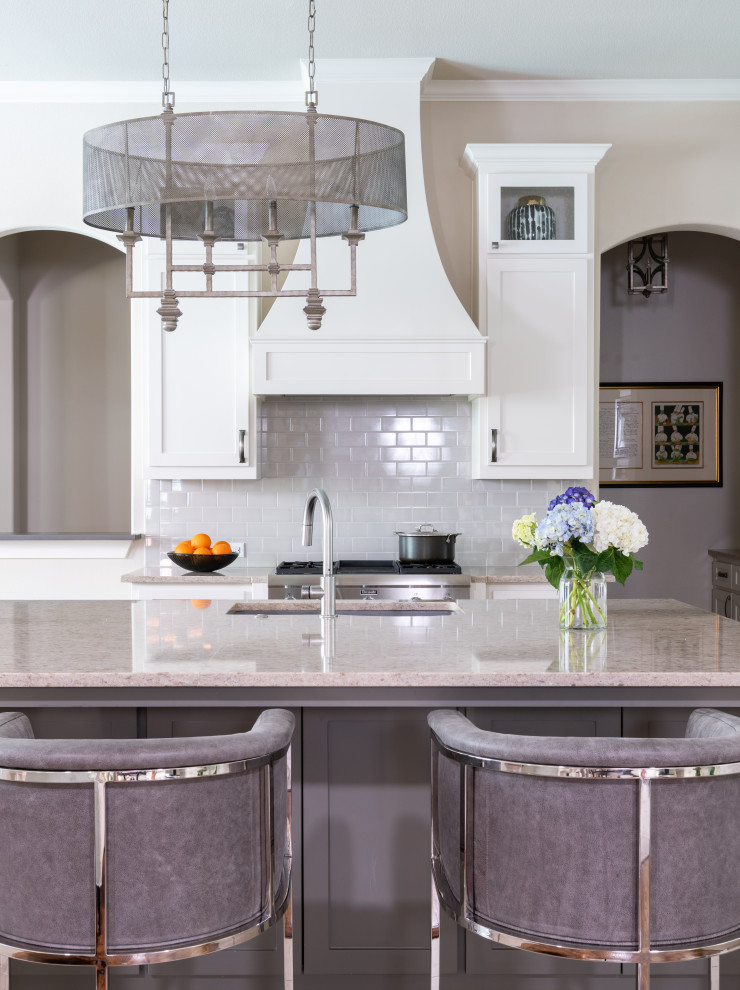 Transitional kitchen photo in Dallas