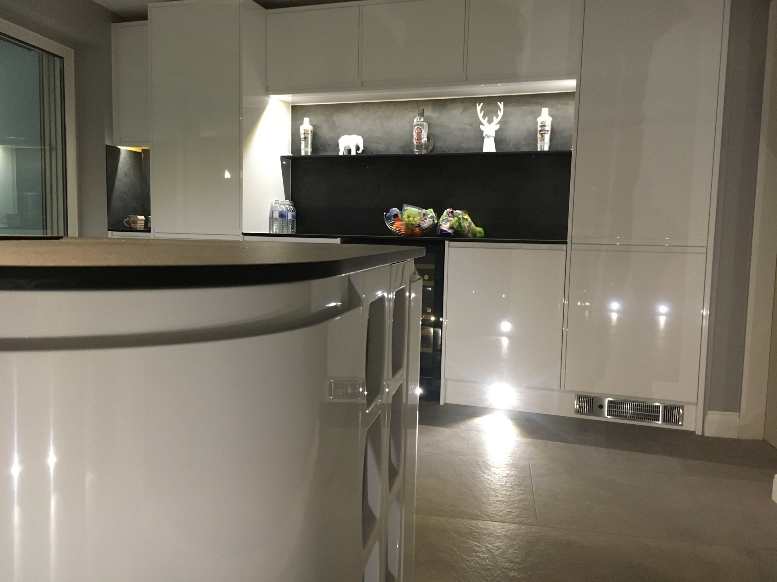 J pull handle Kitchen with compact laminate and porcelain floor tiles