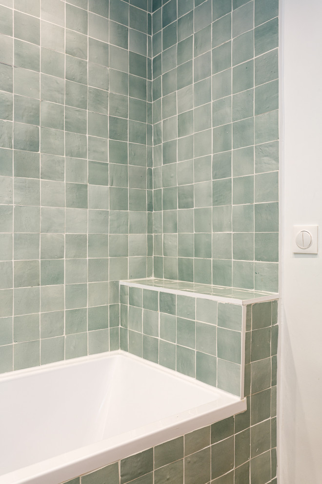На фото: главная ванная комната среднего размера в современном стиле с плоскими фасадами, белыми фасадами, полновстраиваемой ванной, душем над ванной, раздельным унитазом, зеленой плиткой, терракотовой плиткой, белыми стенами, полом из керамической плитки, консольной раковиной, бежевым полом, душем с распашными дверями, белой столешницей, тумбой под две раковины и подвесной тумбой