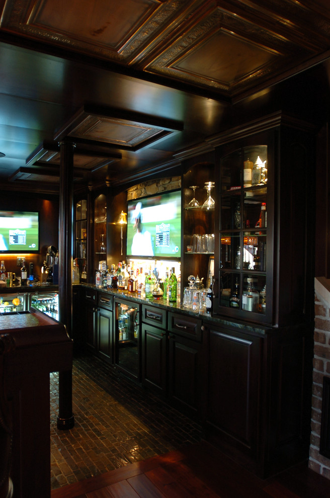Photo of a traditional home bar in Chicago.