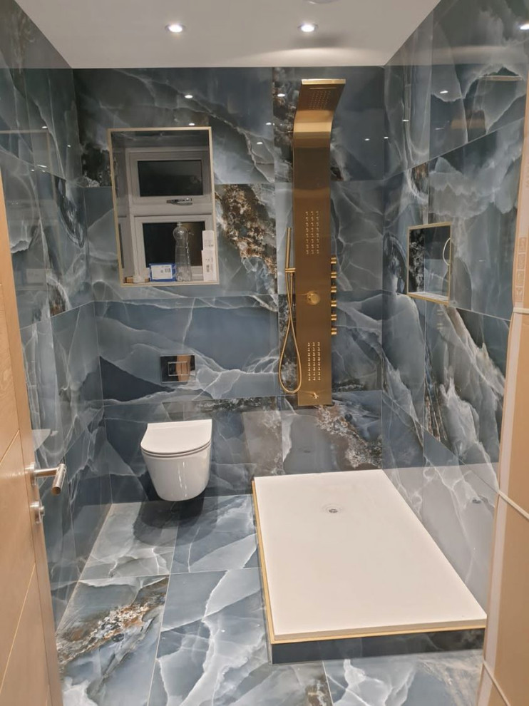 Diseño de cuarto de baño moderno grande