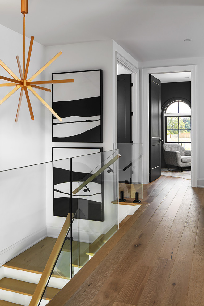 Diseño de escalera en L contemporánea de tamaño medio con escalones de madera pintada, contrahuellas de madera pintada y barandilla de vidrio