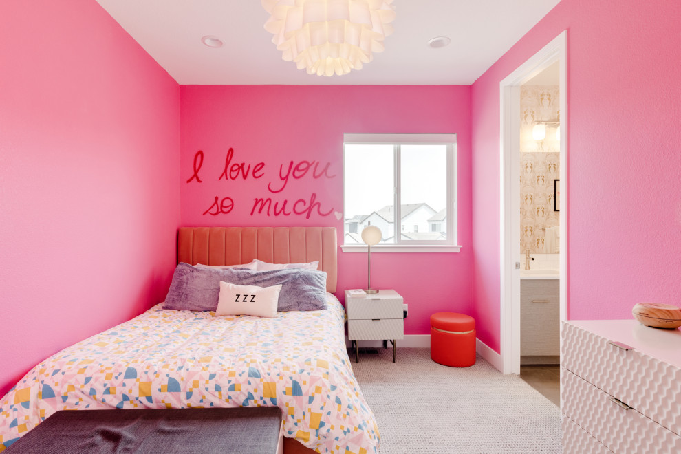 デンバーにある中くらいなコンテンポラリースタイルのおしゃれな客用寝室 (ピンクの壁、カーペット敷き、ベージュの床) のインテリア