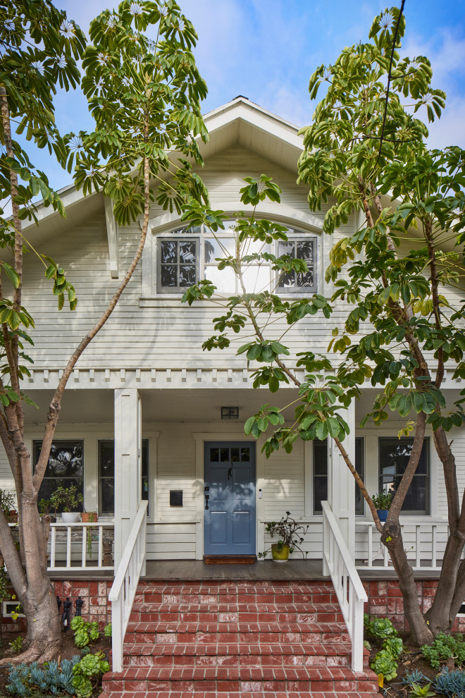 Mittelgroßes, Zweistöckiges Rustikales Haus mit Mix-Fassade, weißer Fassadenfarbe, Satteldach, Schindeldach und Verschalung in Los Angeles