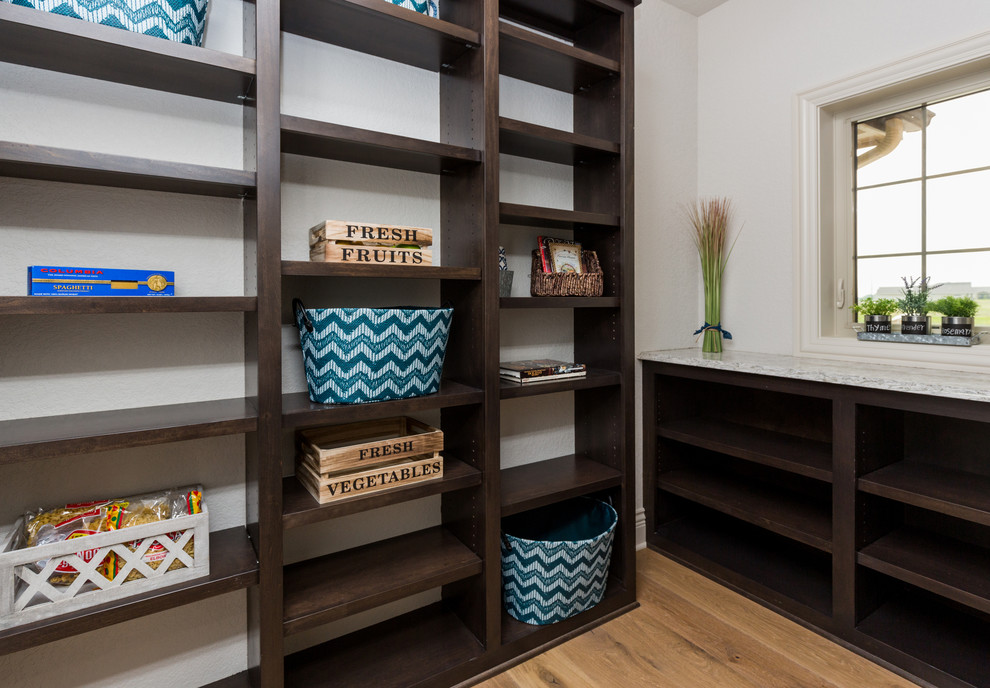 Kitchen pantry - transitional kitchen pantry idea