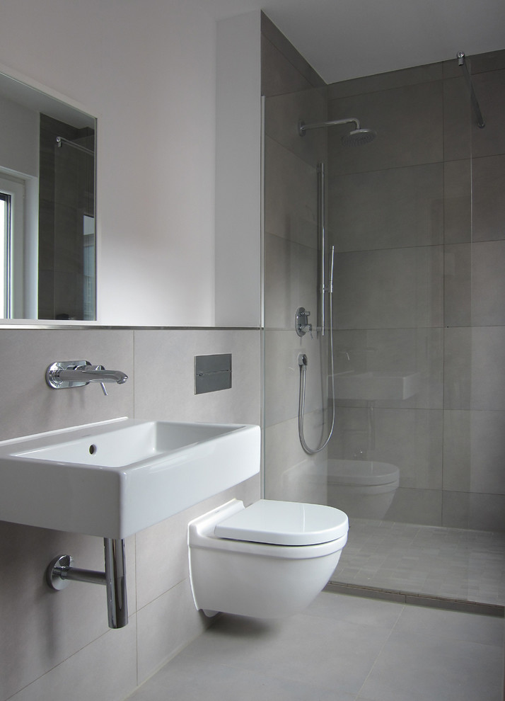 Источник вдохновения для домашнего уюта: ванная комната среднего размера в современном стиле с накладной ванной, душем без бортиков, инсталляцией, серой плиткой, керамической плиткой и полом из керамической плитки