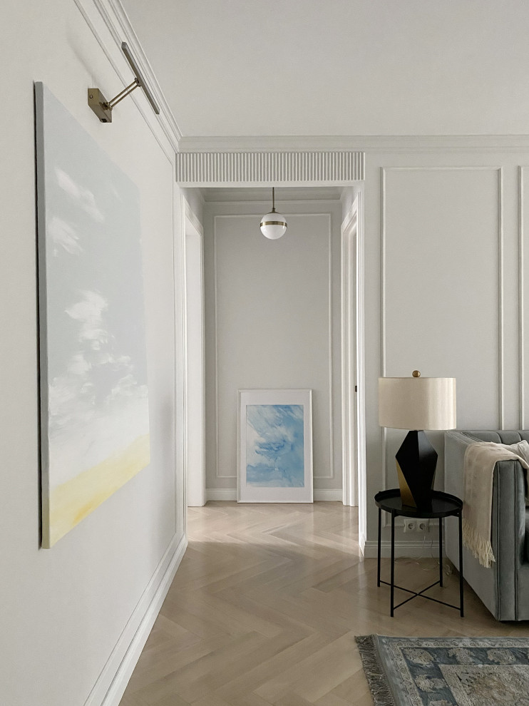 Foto di un grande soggiorno classico aperto con sala formale, pareti grigie, parquet chiaro, nessun camino, TV a parete e pavimento beige