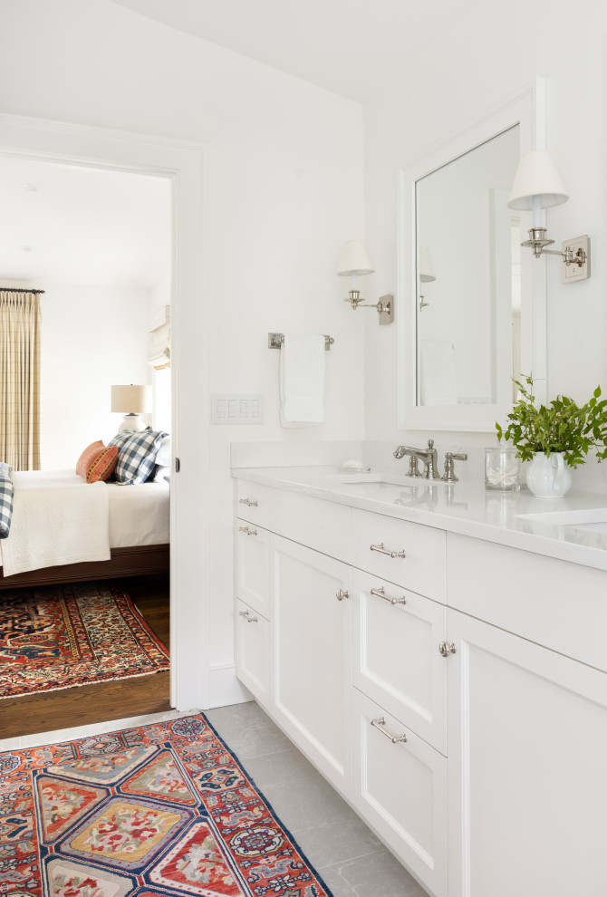 Inredning av ett klassiskt stort vit vitt en-suite badrum, med luckor med profilerade fronter, vita skåp och bänkskiva i kvarts