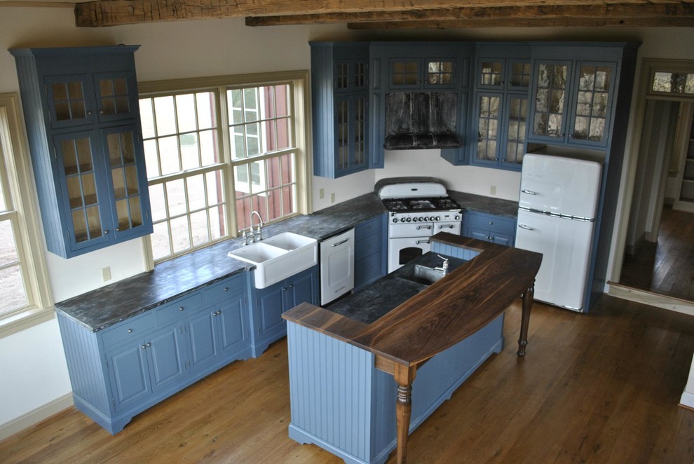 This is an example of a country kitchen in Baltimore.