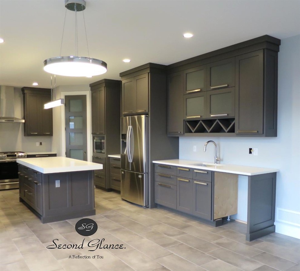Kitchen - transitional kitchen idea in Toronto