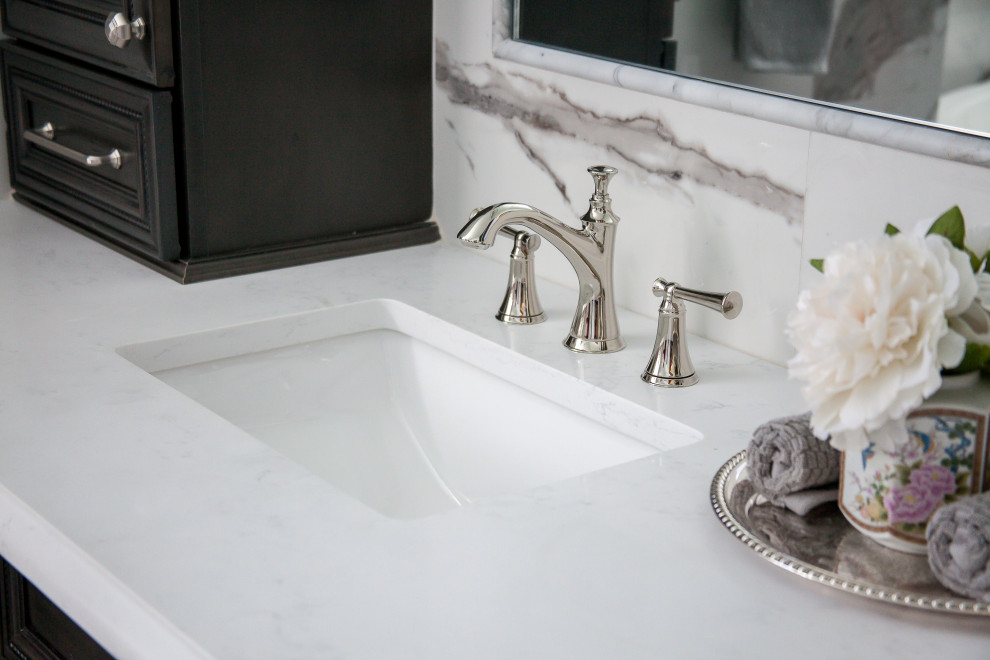 Exempel på ett stort klassiskt vit vitt en-suite badrum, med luckor med upphöjd panel, skåp i mörkt trä, ett fristående badkar, svart och vit kakel, marmorkakel, klinkergolv i keramik, ett undermonterad handfat, marmorbänkskiva och flerfärgat golv