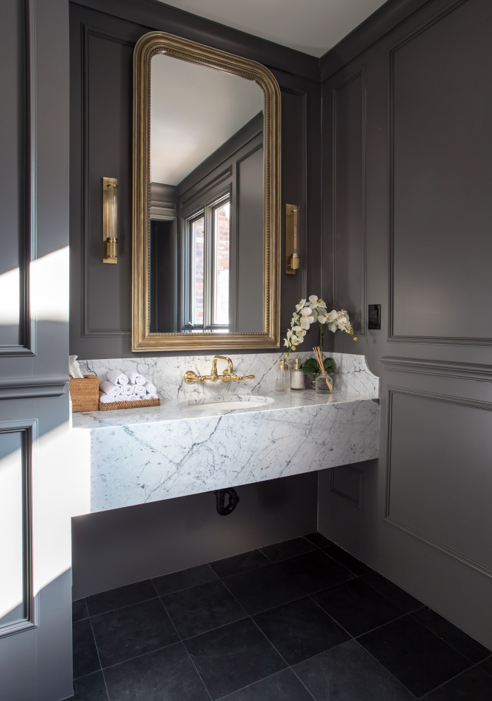 Idéer för ett mellanstort klassiskt grå toalett, med en bidé, grå väggar, skiffergolv, ett undermonterad handfat, marmorbänkskiva och grått golv