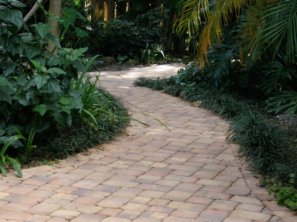 Traditional garden in Atlanta with concrete pavers.