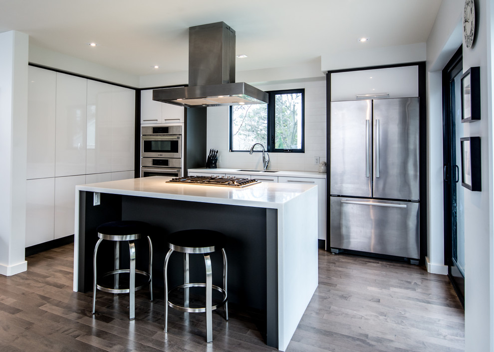 Example of a trendy kitchen design in Toronto