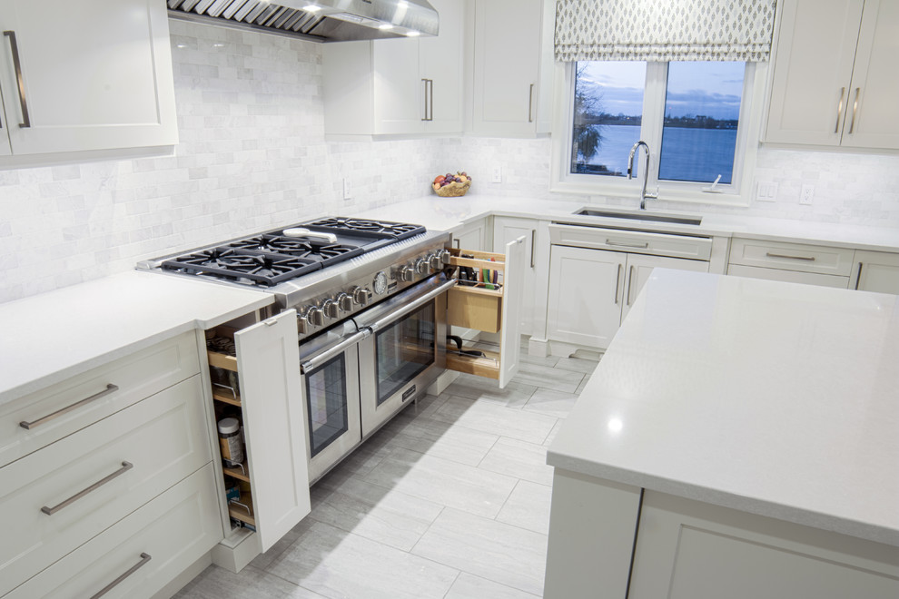 Kitchen - transitional kitchen idea in Toronto