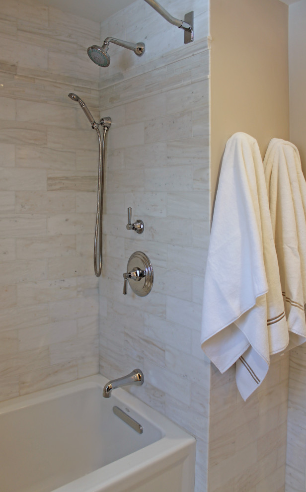 Пример оригинального дизайна: маленькая детская ванная комната в классическом стиле с плоскими фасадами, темными деревянными фасадами, ванной в нише, душем над ванной, раздельным унитазом, разноцветной плиткой, мраморной плиткой, серыми стенами, мраморным полом, врезной раковиной, столешницей из гранита, разноцветным полом, шторкой для ванной, разноцветной столешницей, тумбой под одну раковину и напольной тумбой для на участке и в саду