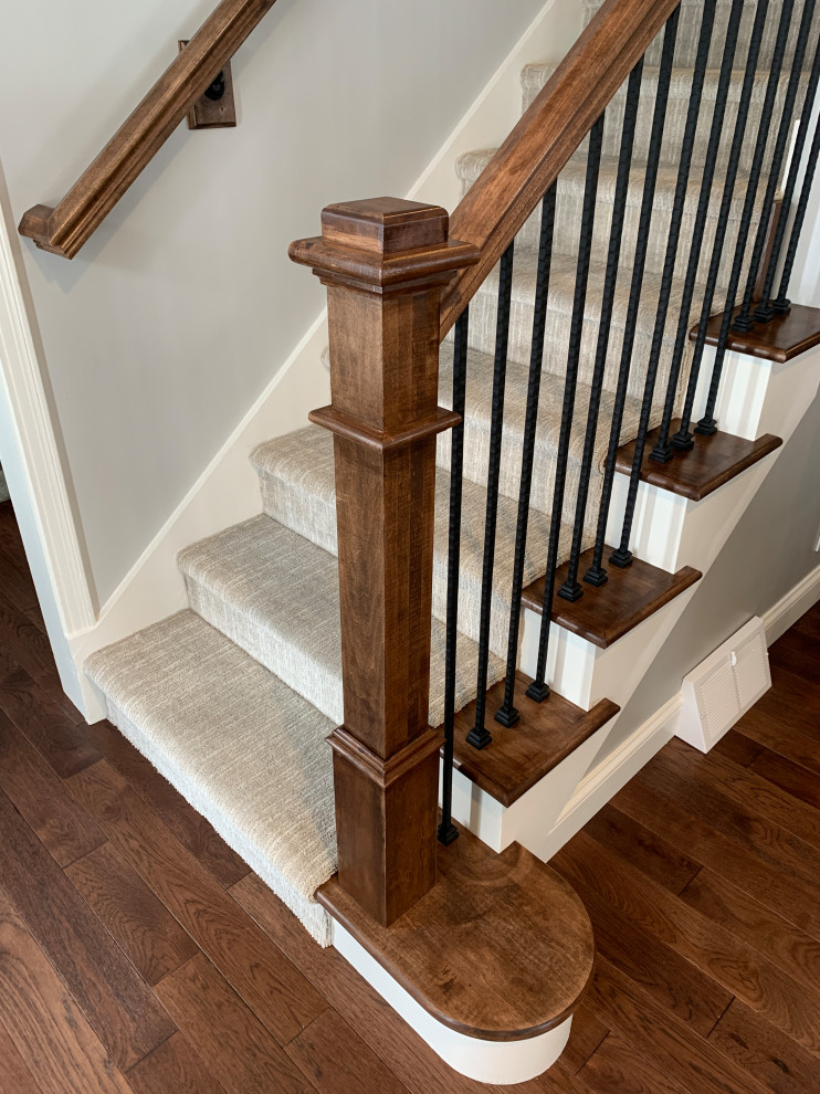 Gerade, Mittelgroße Klassische Treppe mit Teppich-Treppenstufen, Teppich-Setzstufen und Mix-Geländer in Sonstige