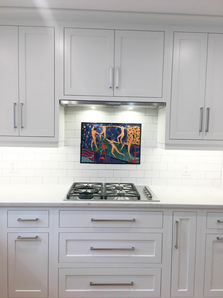 Example of a large transitional u-shaped light wood floor and beige floor eat-in kitchen design with a double-bowl sink, shaker cabinets, white cabinets, quartzite countertops, white backsplash, subway tile backsplash, stainless steel appliances, an island and white countertops