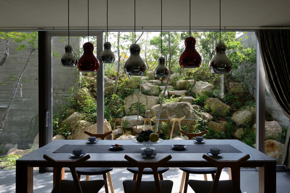 Modern dining room in Nagoya with white walls and no fireplace.