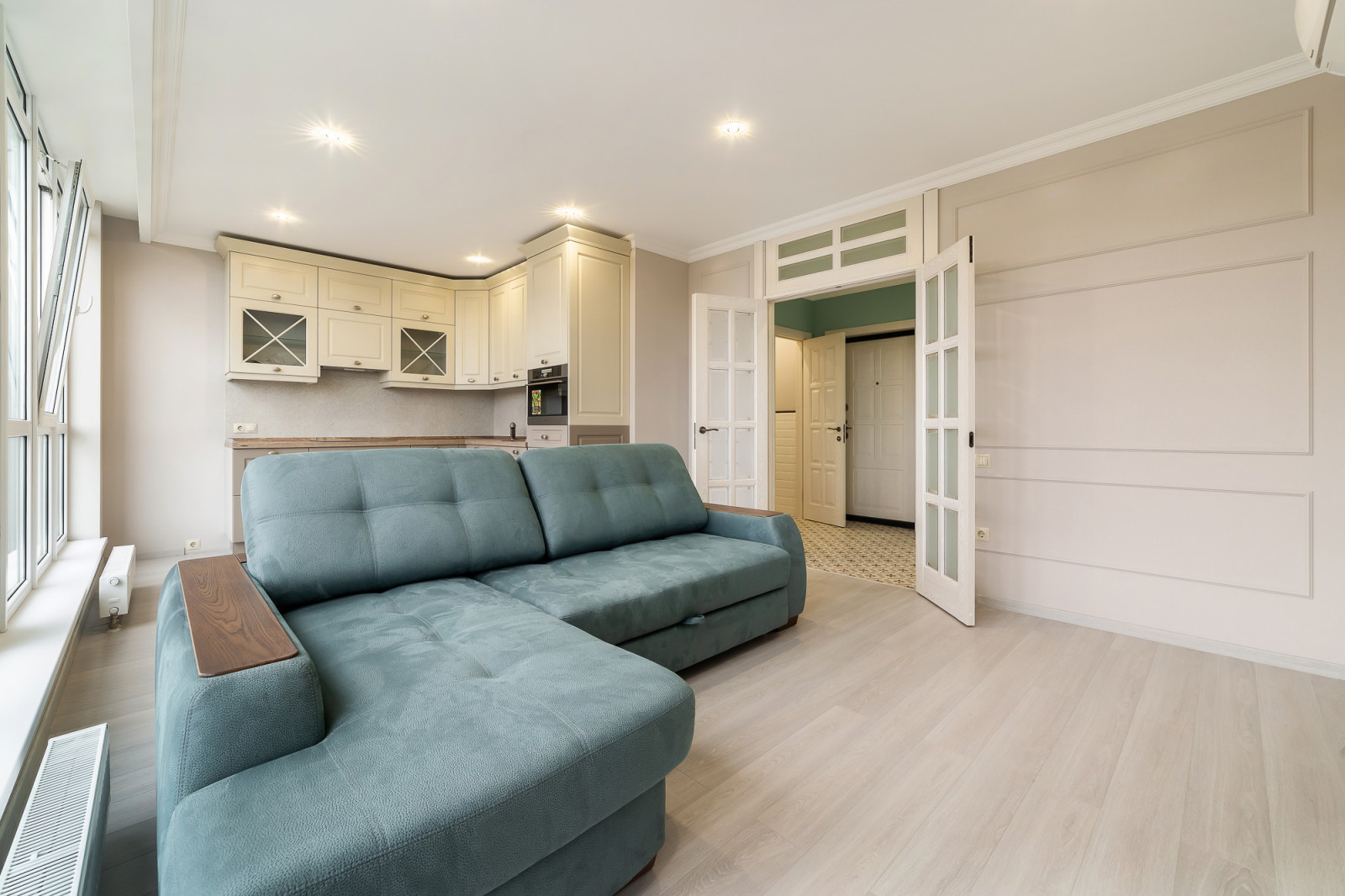 Двух-комнатная квартира в ЖК Раз Два Три (Сочи) в мятных тонах