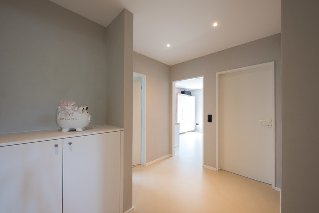 Sichtestrich im Flur in beige - Modern - Flur - Köln - von EINWANDFREI – PURES WOHNDESIGN Marcell Linke e. K