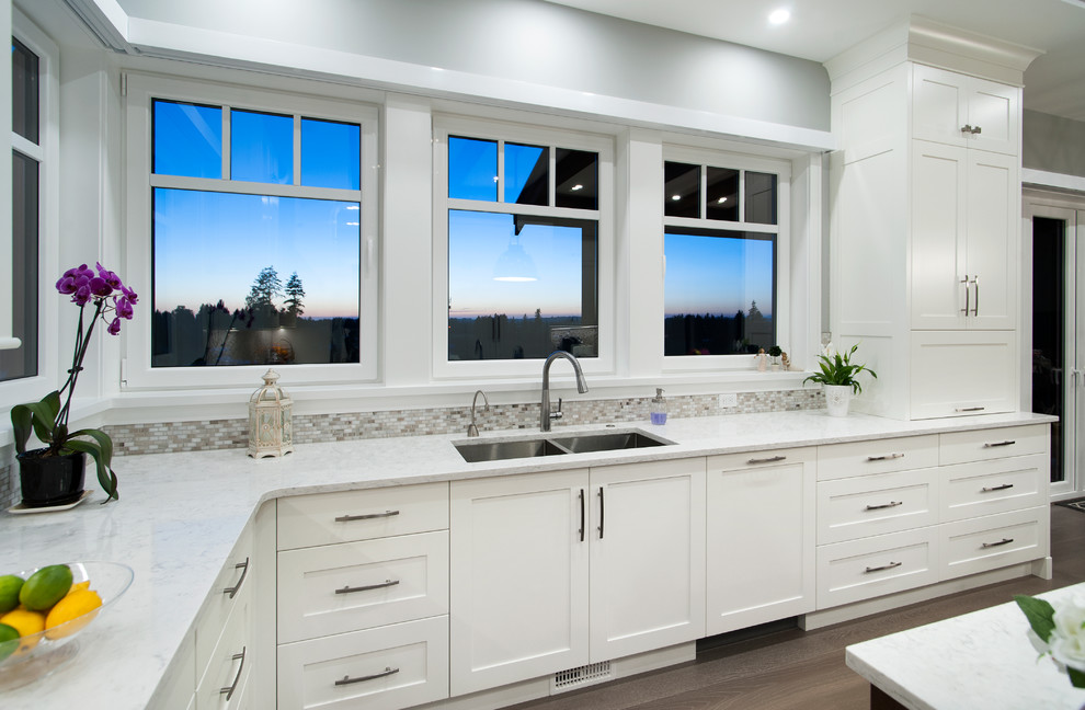 Kitchen - transitional kitchen idea in Vancouver