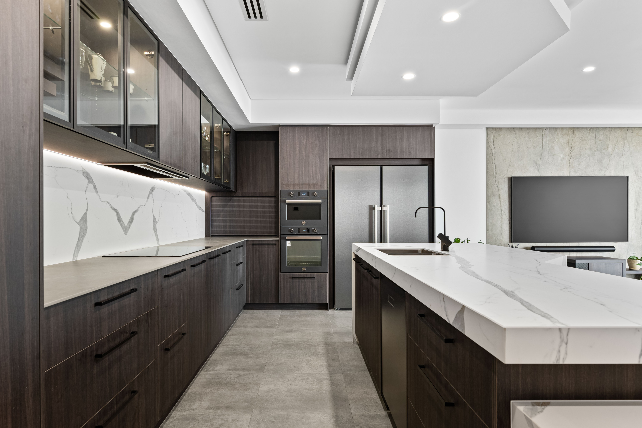 Kitchen - contemporary kitchen idea in Perth