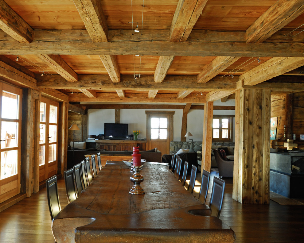 Источник вдохновения для домашнего уюта: большая столовая в стиле рустика с светлым паркетным полом, деревянным потолком, балками на потолке, деревянными стенами и панелями на стенах