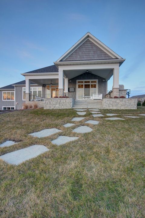 Home design - transitional home design idea in Chicago
