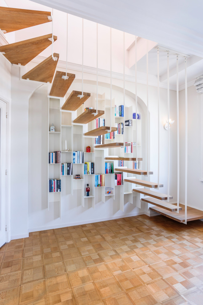 Schwebende, Große Moderne Holztreppe mit offenen Setzstufen und Stahlgeländer in Paris