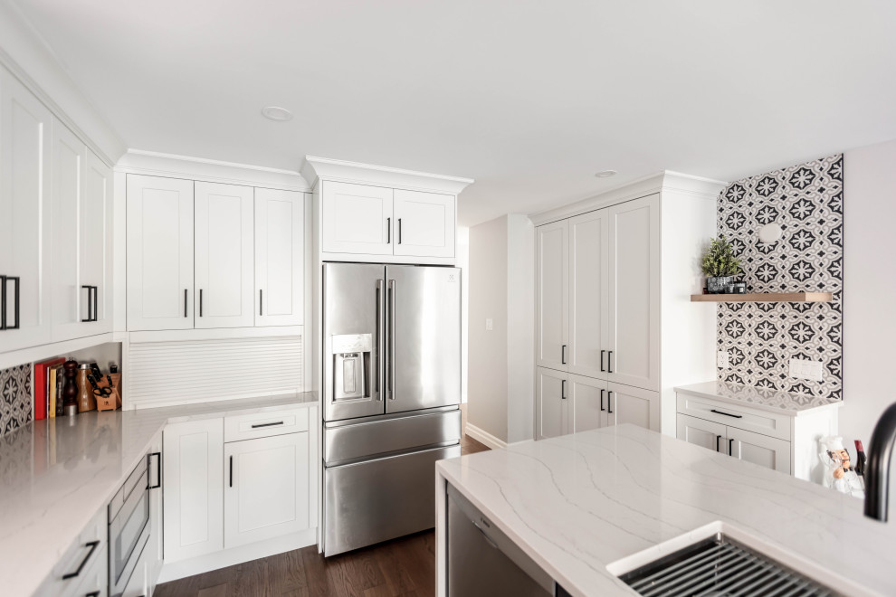 Kitchen - transitional kitchen idea in Toronto