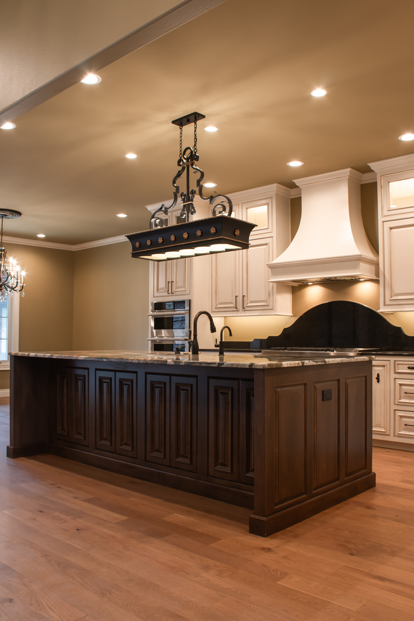 Slocum Custom Home - Kitchen & Wet Bar