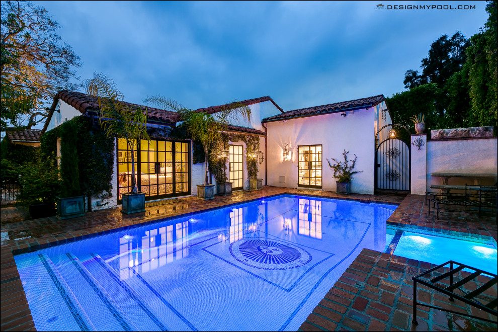 Foto di una piscina fuori terra minimalista rettangolare di medie dimensioni e dietro casa con pavimentazioni in mattoni