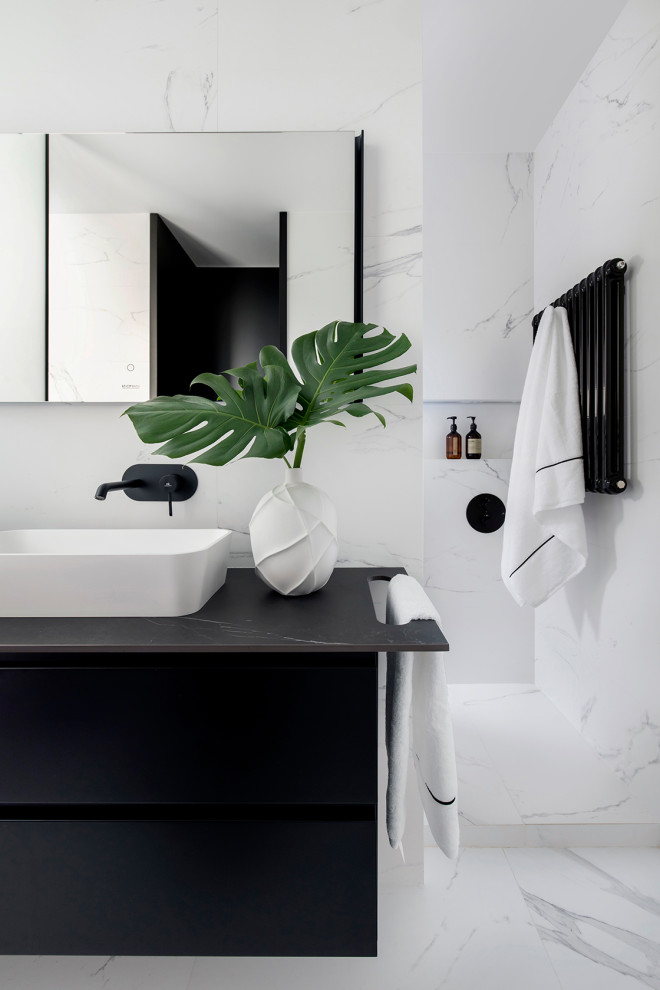 Свежая идея для дизайна: главная, серо-белая ванная комната среднего размера в стиле неоклассика (современная классика) с плоскими фасадами, черными фасадами, открытым душем, инсталляцией, черно-белой плиткой, мраморной плиткой, белыми стенами, подвесной раковиной, мраморной столешницей, белым полом, открытым душем, черной столешницей, окном, тумбой под одну раковину и подвесной тумбой - отличное фото интерьера