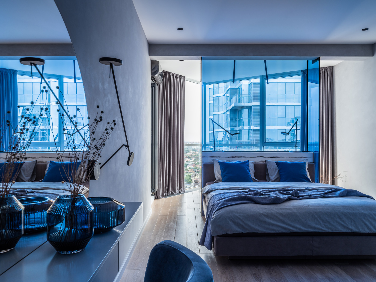 Фото реализованного проекта в современном стиле с яркими акцентами