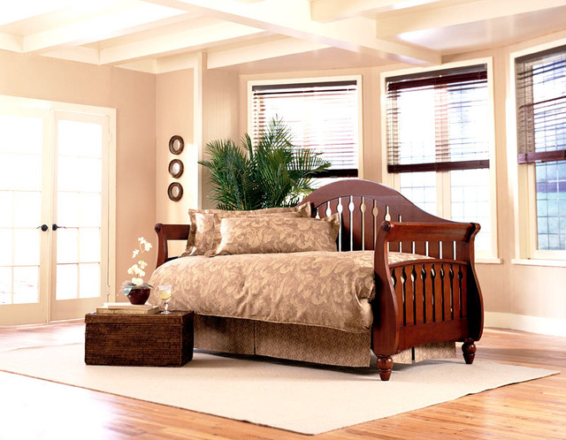 The Frazier Daybed w Link Spring in Walnut