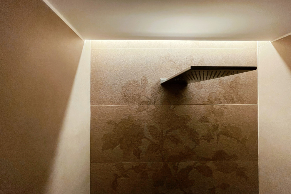 Foto di una grande stanza da bagno con doccia minimalista con piastrelle grigie e piastrelle in gres porcellanato