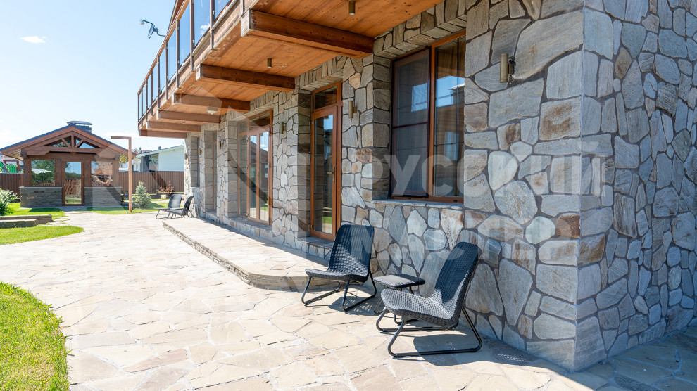 Дом в стиле шале на берегу Правдинского озера