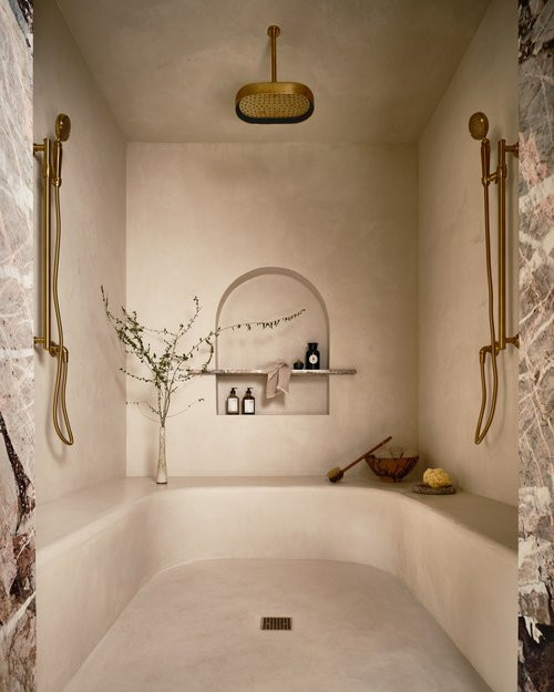 Источник вдохновения для домашнего уюта: главная ванная комната среднего размера в стиле неоклассика (современная классика) с душем над ванной, бежевым полом, сиденьем для душа и бежевыми стенами