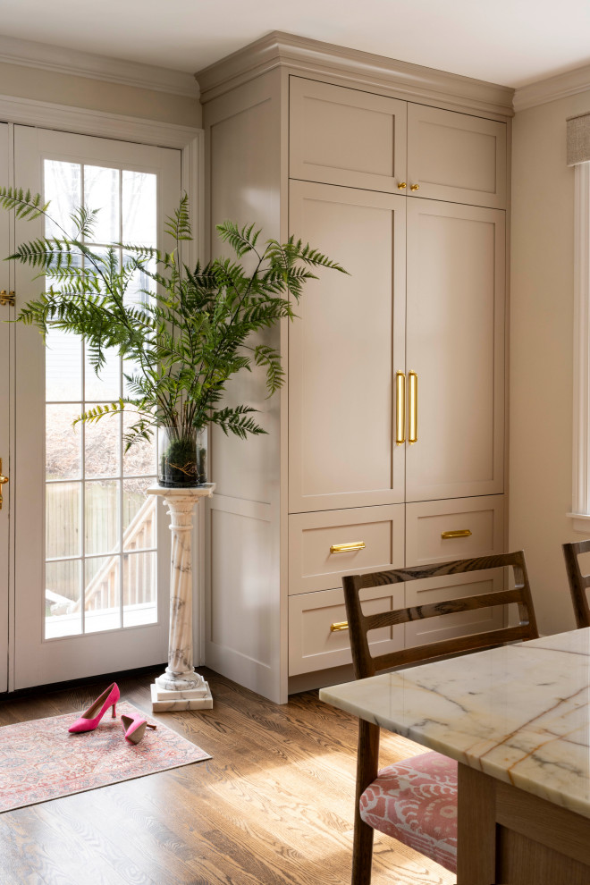 Transitional home design photo in Chicago