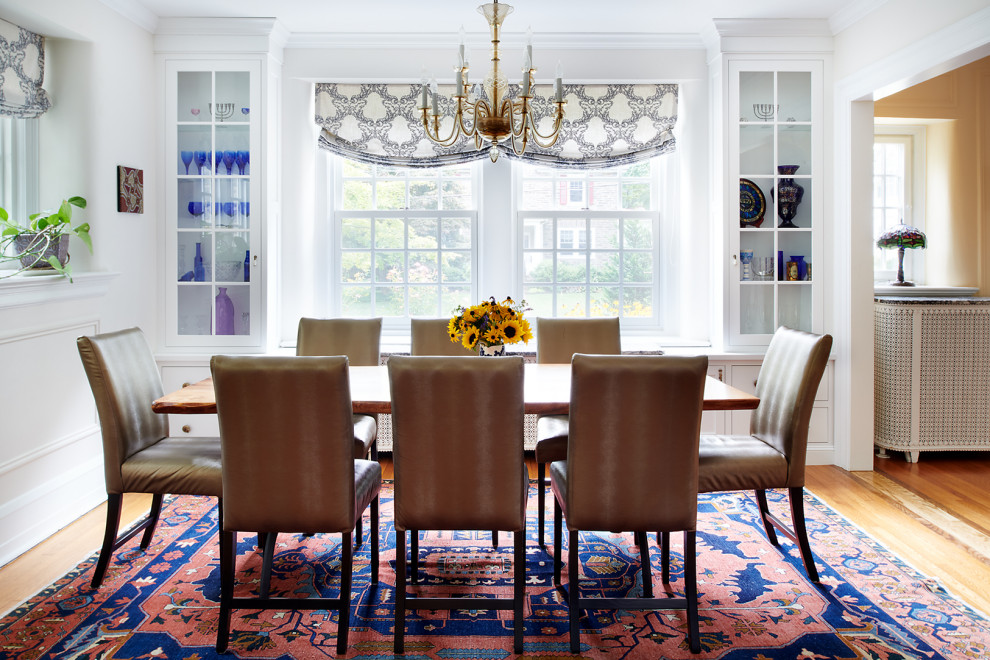 Ispirazione per una grande sala da pranzo aperta verso la cucina stile americano con pareti bianche, pavimento in legno massello medio e pavimento marrone
