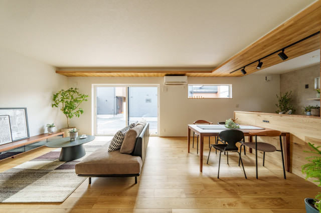 黒いガルバリウムと木目の映える松原の家 moderne-japonais-salon