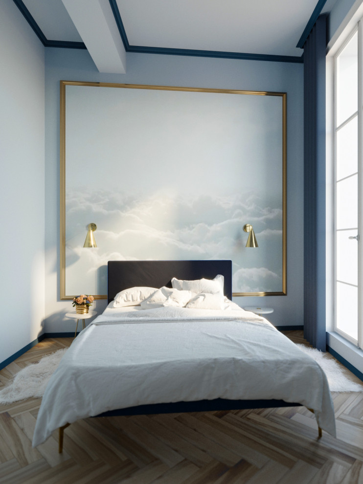 Cette image montre une chambre parentale design avec un mur bleu, parquet clair et un sol beige.