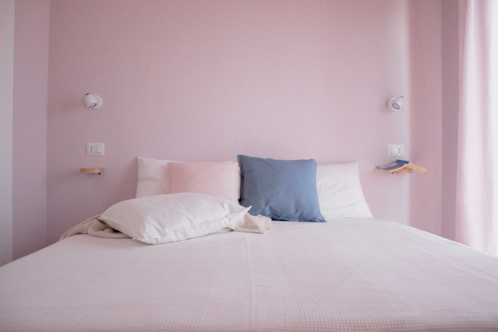 他の地域にある中くらいな北欧スタイルのおしゃれな主寝室 (ピンクの壁、磁器タイルの床、ベージュの床) のレイアウト