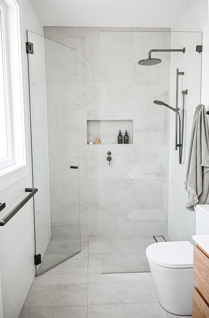 Contemporary master bathroom tropisk-badevaerelse