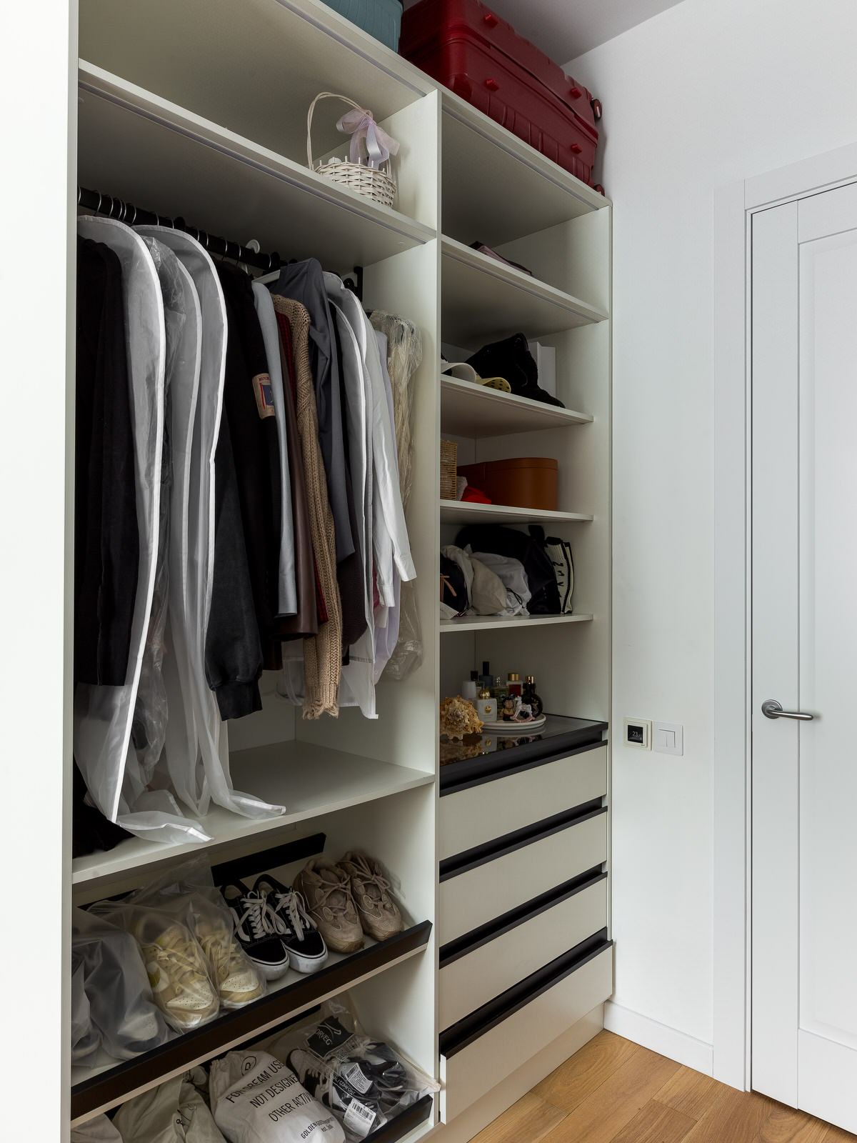 Гардеробная и прикроватные тумбы в спальне в ЖК Матч Поинт