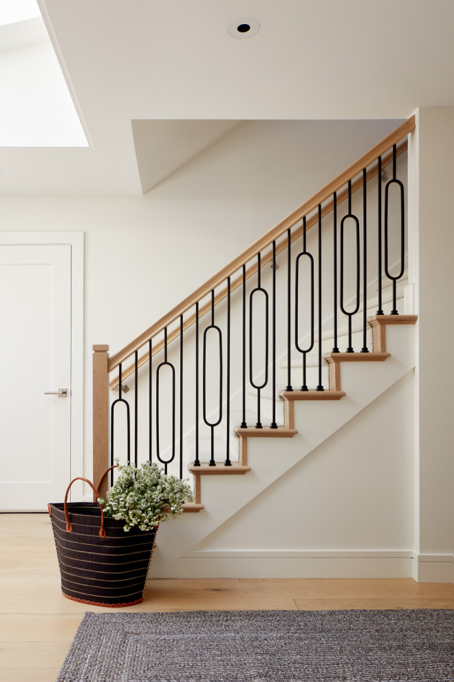 Идея дизайна: лестница в стиле неоклассика (современная классика) с ступенями с ковровым покрытием, ковровыми подступенками и перилами из смешанных материалов